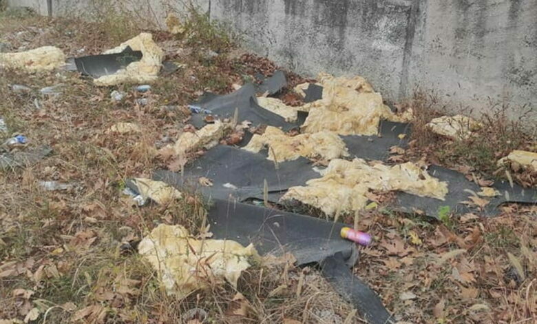 ободранная обшивка теплотрассы, мусор возле школы №48 в Николаеве