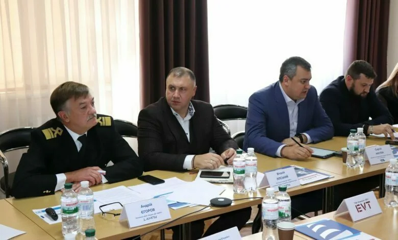 слева - Андрей Егоров