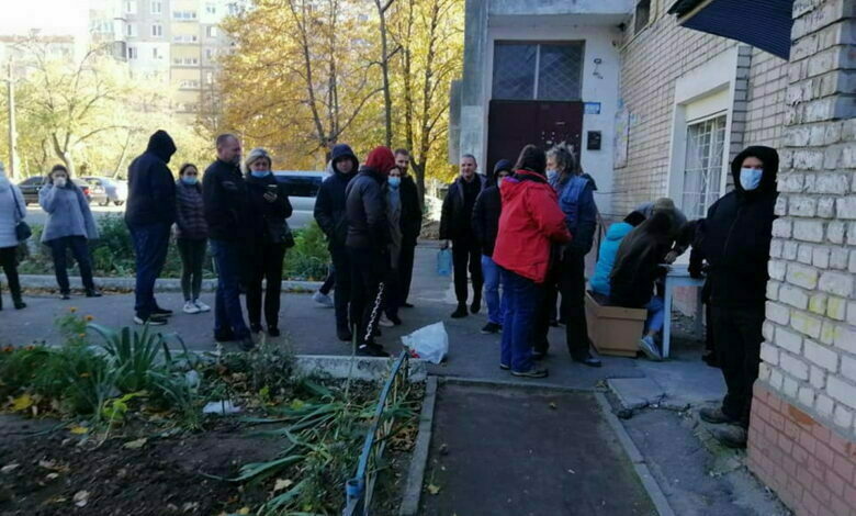 Очередь к Центру вакцинации в Корабельном 24.10.21