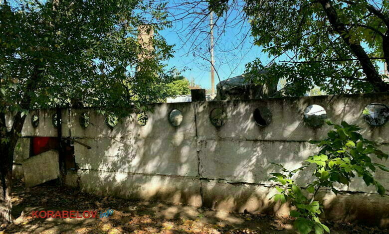 забор вокруг горбольницы №5 в Корабельном районе Николаева