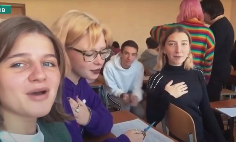 подростки поют