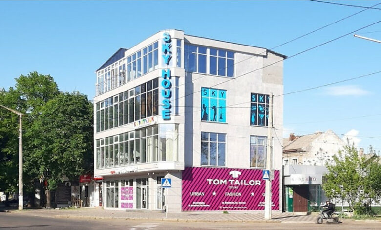 здание с разбитой витриной на ул. Московской