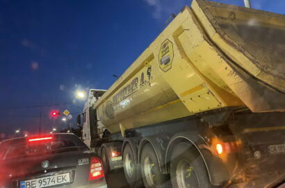 грузовик, въехавший в такси