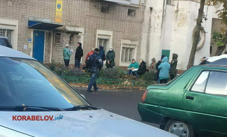 Очередь к Центру вакцинации в Корабельном 21.10.21