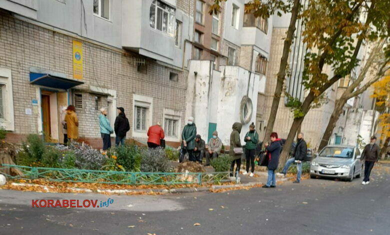 Очередь к Центру вакцинации в Корабельном районе Николаева21.10.21