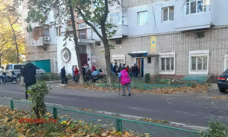Очередь к Центру вакцинации в Корабельном районе Николаева22.10.21