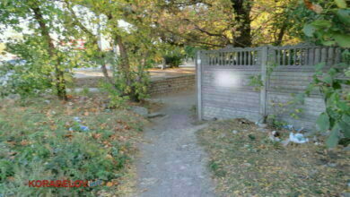 Корабельный район г. Николаева: мусор и реклама наркотиков на заборе