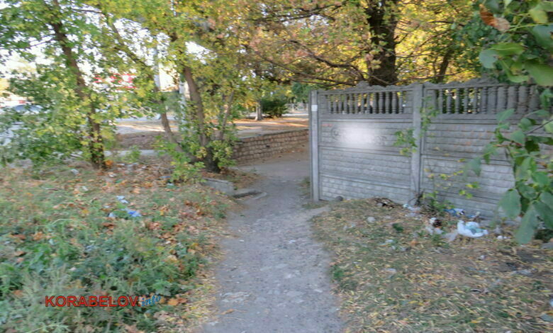 Корабельный район г. Николаева: мусор и реклама наркотиков на заборе