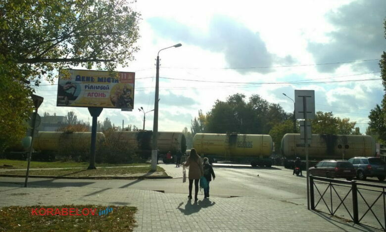 Ж/д переезд в николаеве, поезд