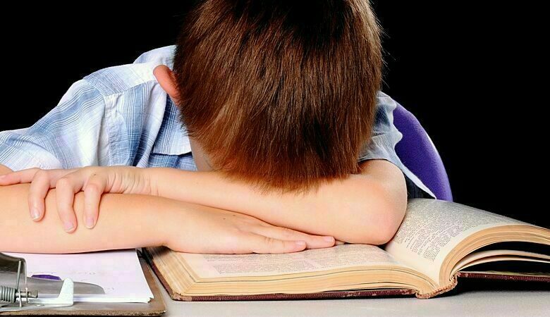 школьник над книгой