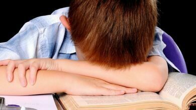 школьник над книгой