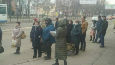 николаевцы на остановке "Океановская" в ожидании транспорта