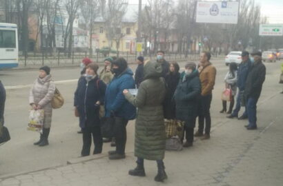 николаевцы на остановке "Океановская" в ожидании транспорта