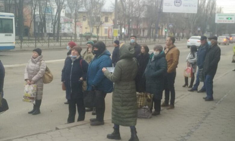 николаевцы на остановке "Океановская" в ожидании транспорта