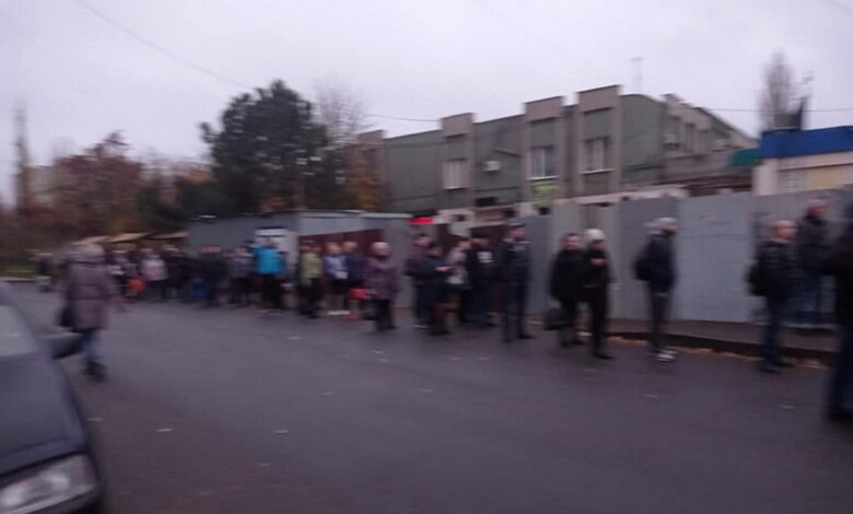 очередь на маршрутку №50 в Корабельном районе