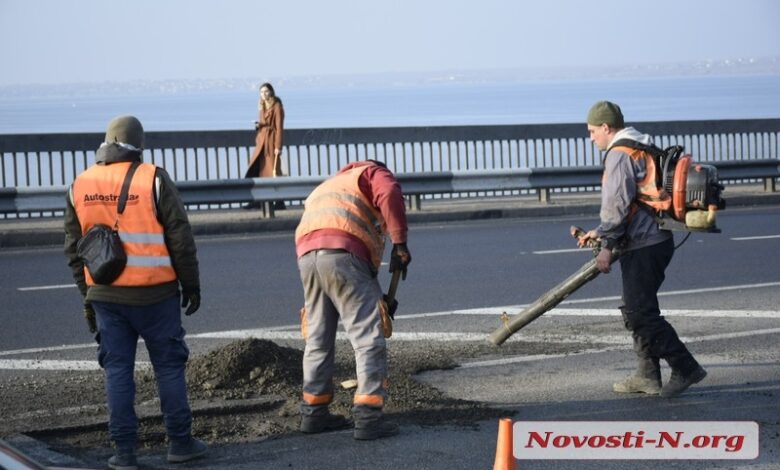 дорожные работы на мосту в Николаеве