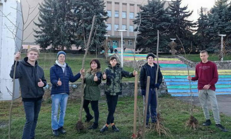 Высадка ясеневой аллеи выпускников, у Николаевской школы №47