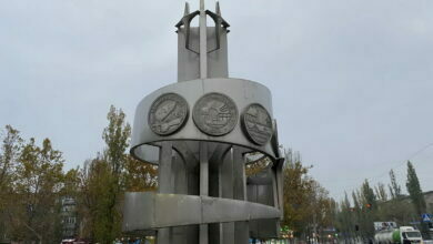 Корабельный район Николаева, стела НГЗ возле ТЦ Депо'т