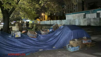 мусор ночью после стихийных торговцев