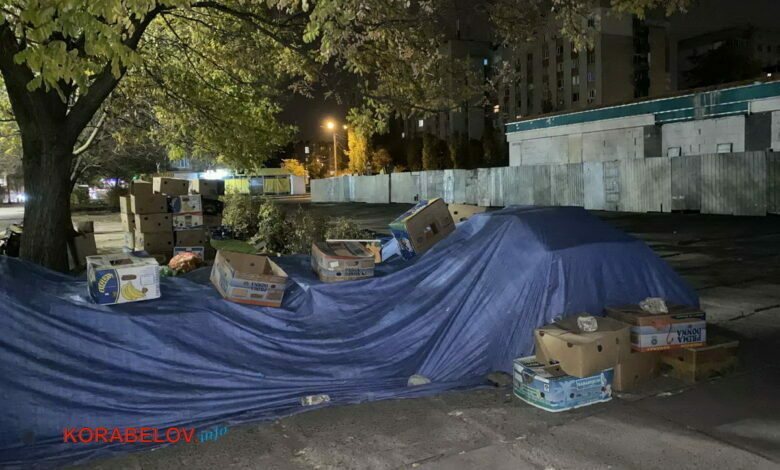 мусор ночью после стихийных торговцев