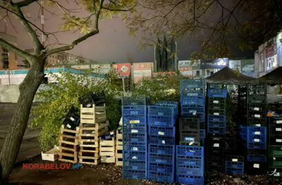 мусор ночью после стихийных торговцев