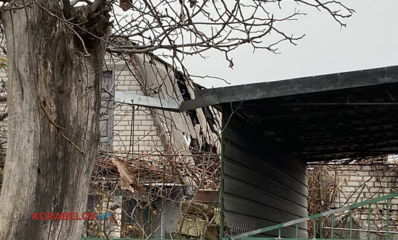 разрушенная пожаром кровля дома по ул. Ушакова в Николаеве