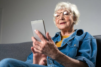 пенсионерка с мобильным телефоном