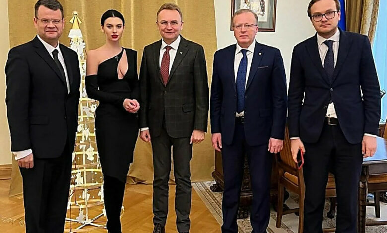 вторая слева - Кристина Тишкун