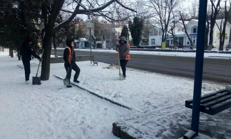 очистка тротуаров и остановок от снега