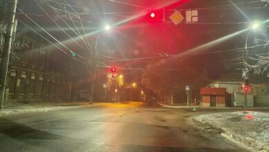 дороги в гололед посыпают реагентом