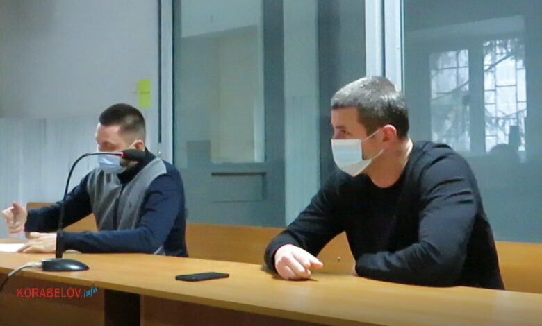 справа - Роман Пашинов