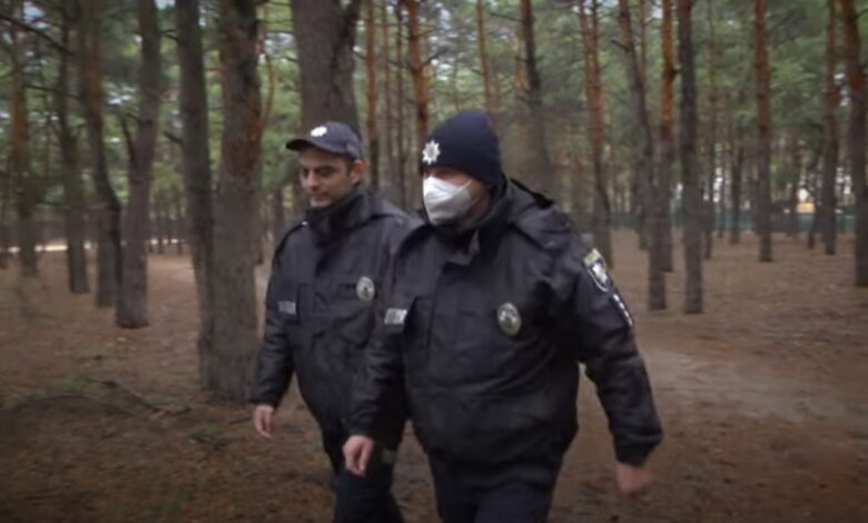полицейские в лесопосадке