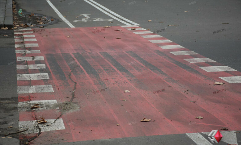 облезшая краска на велосипедной дорожке