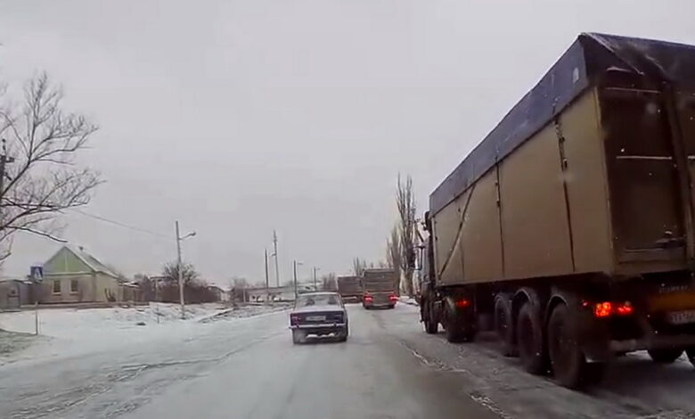 фуры не могут проехать вгорку по гололеду на объездной дороге