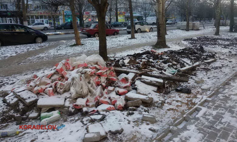 ремонт тротуара по пр. Корабелов: кучи мусора