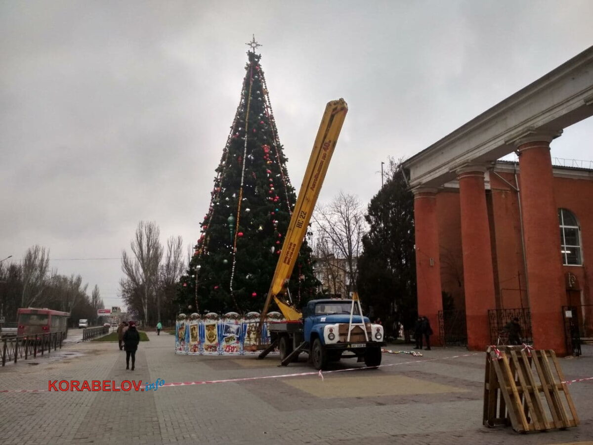 Новогодняя елка у ДК "Корабельный" в Николаеве (декабрь 2021)