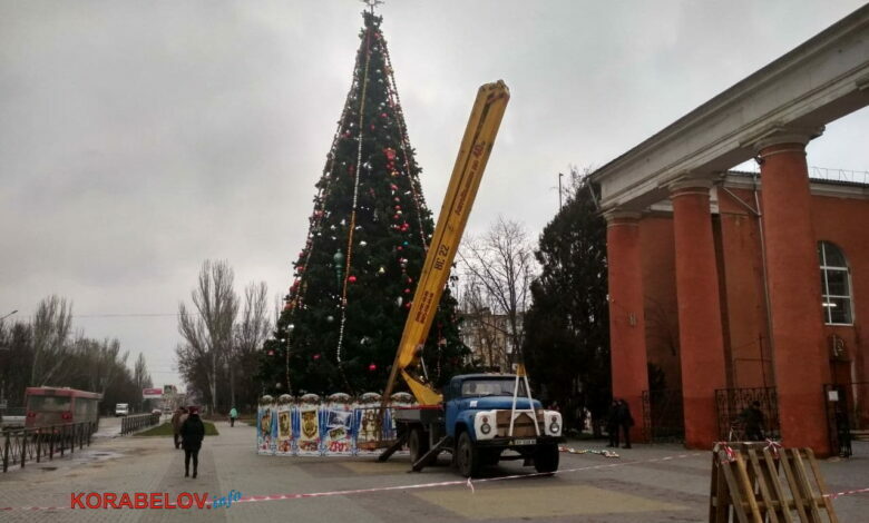Новогодняя елка у ДК "Корабельный" в Николаеве (декабрь 2021)
