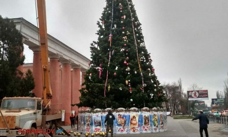 Новогодняя елка у ДК "Корабельный" в Николаеве (декабрь 2021)