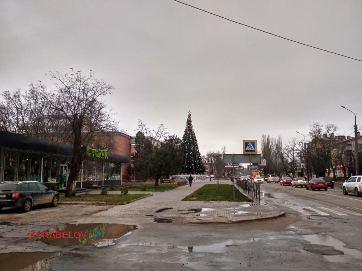 Новогодняя елка у ДК "Корабельный" в Николаеве (декабрь 2021)