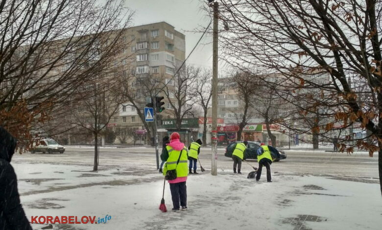 чистят тротуар от снега