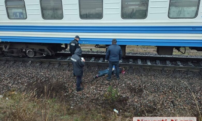 девушка бросилась под поезд