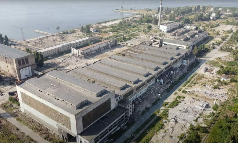 разрушенные здания на заводе "Океан"