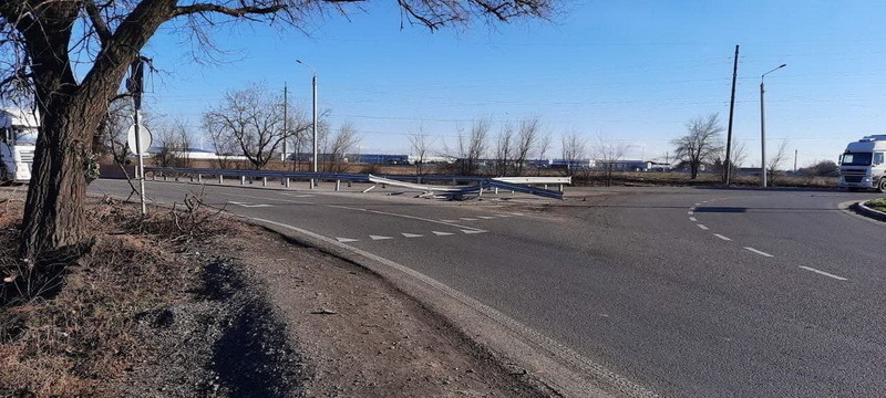 ДТП, врезался в отбойник