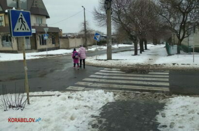 школьница с мамой, пешеходный переход