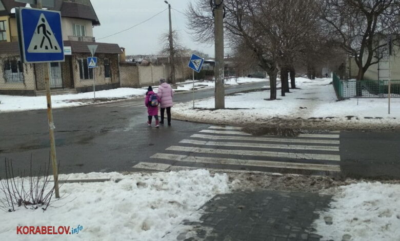 школьница с мамой, пешеходный переход