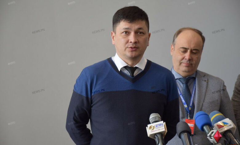 слева - Виталий Ким