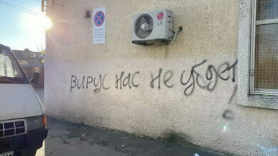 надпись на стене в Корабельном районе г. Николаева: "Вирус нас не убьет"