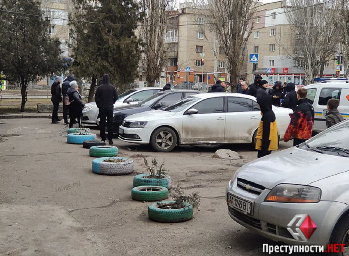 В Николаеве к машине предпринимателя с рынка «Колос» привязали муляж  гранаты - Новости Николаева cегодня