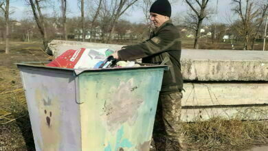 Выкидывает мусор в мусорный бак, парке Богоявленский