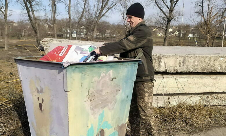 Выкидывает мусор в мусорный бак, парке Богоявленский
